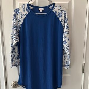Large Women’s Blue and White Raglan Sea Shells Sleeve Top